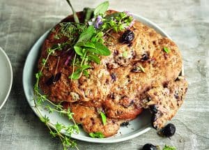 Platbrood met zwarte olijven en ui