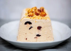 Semifreddo met hazelnoten en kersen