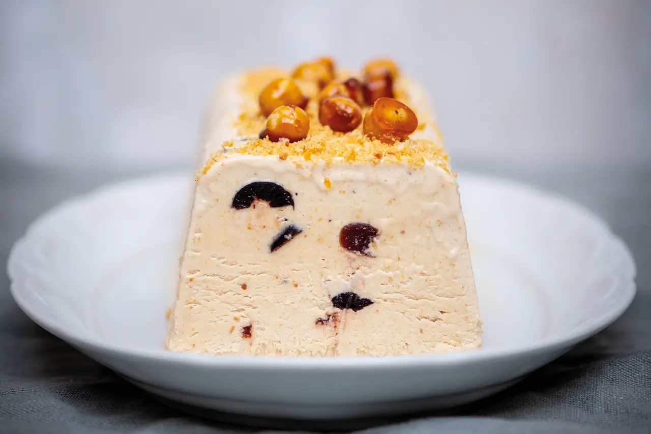 Semifreddo met hazelnoten en kersen